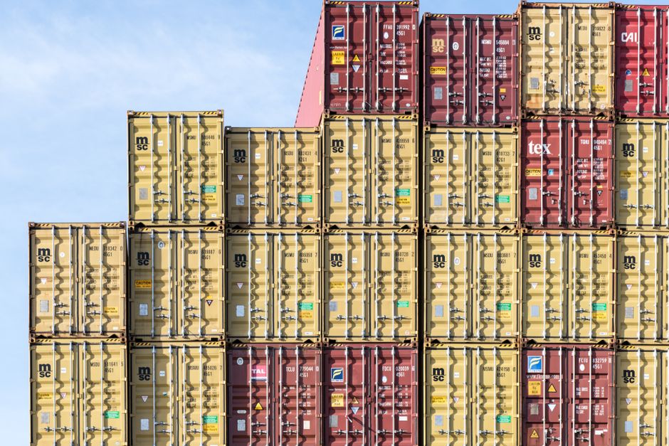 How Should First-Time Importers Choose Incoterms?